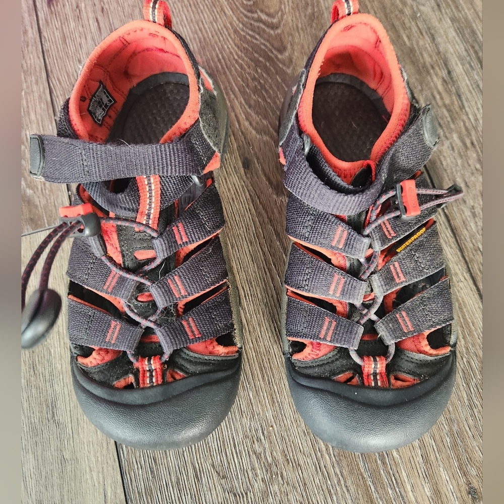 Keen kids size shoes size 2 Washable footwear